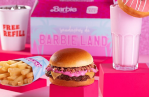 Burger King представил розовое меню с розовым бургером и десертами