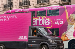 Маркетплейс розмістив свою рожеву рекламу поряд з промо-кампанією фільму «Барбі»