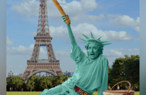 Статуя Свободы отправилась на отдых в Париж в веселой кампании