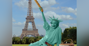 Статуя Свободи вирушила на відпочинок до Парижа у веселій кампанії