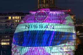 Лондонську будівлю перетворили на гігантський гоночний шолом Nissan