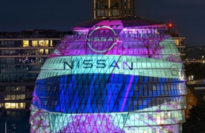 Лондонское здание превратили в гигантский гоночный шлем Nissan
