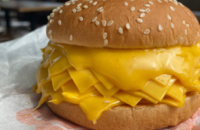«Шок для пищеварительной системы»: Burger King представил необычный бургер