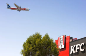 KFC запустил кастомизированный самолет в небо над Канарскими островами