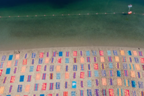 На березі канадського озера розмістили 400 «покинутих» пляжних рушників