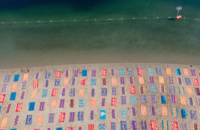 На берегу канадского озера разместили 400 «брошенных» пляжных полотенец