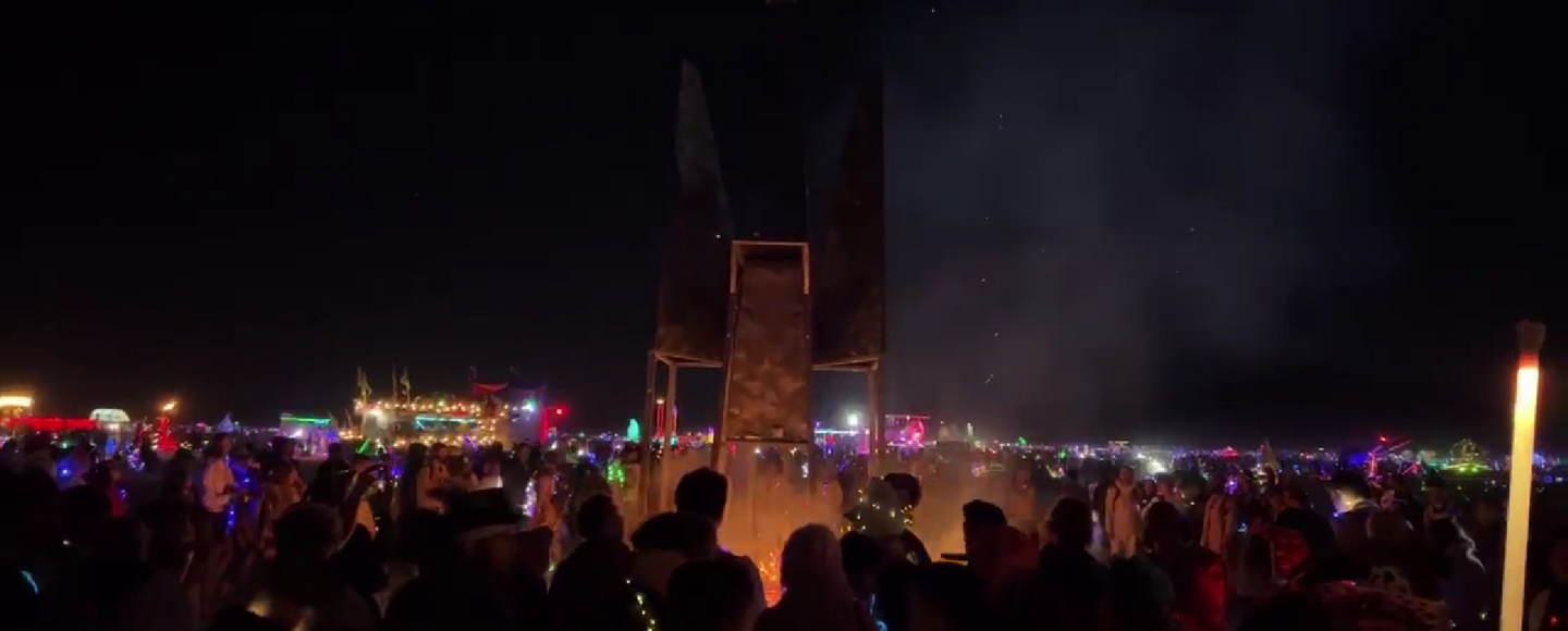 На Burning Man сожгли украинскую скульптуру