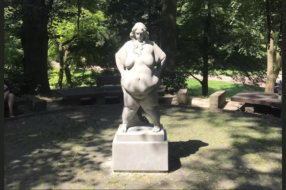 Українців обурила скульптура бодіпозитивної жінки у Львові