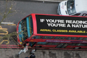 У Лондоні з&#8217;явилась перша реклама на даху автобуса