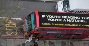 У Лондоні з'явилась перша реклама на даху автобуса