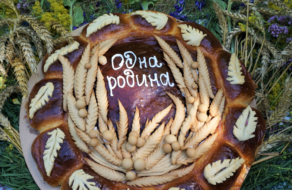 Выпечка вместо посуды: украинский медиахолдинг отказался от традиции битья тарелок на съемках