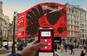 Coca-Cola запустила интерактивный AR-гивэвей на билбордах Великобритании