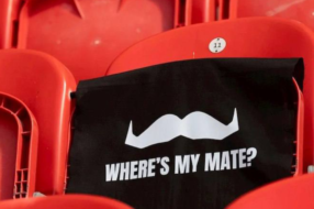 На футбольном стадионе появились пустые места с сообщениями для мужчин