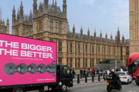 «Чем больше, тем лучше»: билборды изобразили плойку, похожую на секс-игрушку