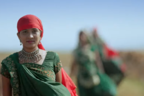 Жінки індійського племені взяли участь у модному показі, йдучи по воду