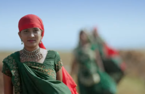 Женщины индийского племени приняли участие в модном показе, идя за водой
