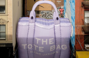 На улице Нью-Йорка появилась огромная сумка Marc Jacobs