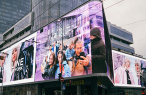 Сочетание бьюти и технологий: в Киеве появилось самое большое AR-зеркало в мире