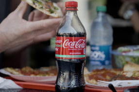 Coca-Cola запропонувала піцу в обмін на пластикову пляшку