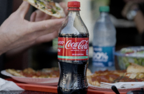 Coca-Cola запропонувала піцу в обмін на пластикову пляшку