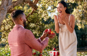 KFC устроит свадьбу тем, кто сделает предложение с помощью лукового кольца