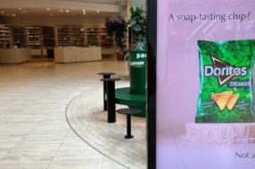 Doritos розмістив рекламу нових «мильних» чипсів біля магазинів косметики