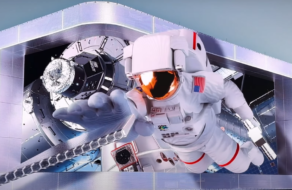 Гигантский 3D-билборд в Космическом центре имени Кеннеди рассказал историю NASA