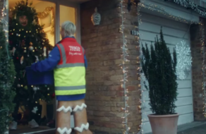 Елки, снеговики, пряники: Tesco превратил людей в рождественские атрибуты в праздничном ролике