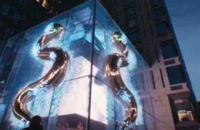 Золотая змея появилась на улицах Киева в новогоднем ролике ювелирного бренда
