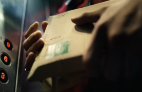 Ролик показал связь рук почтальонов с руками клиентов
