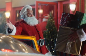Coca-Cola представила город с сотнями Санта-Клаусов в рождественском ролике