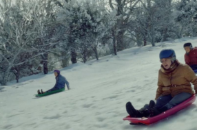 Бабусі згадали дитинство на сніговій гірці у святковому ролику Amazon