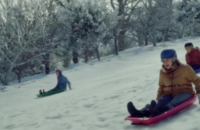 Бабушки вспомнили детство на снежной горке в праздничном ролике Amazon