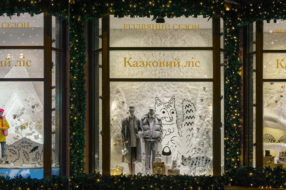 Різдвяний ліс з червонокнижними тваринами прикрасив вітрини київського ЦУМу