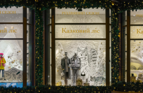 Рождественский лес с краснокнижными животными украсил витрины киевского ЦУМа
