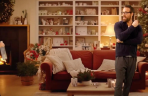 Звезды комедии «Просто друзья» Райан Рейнольдс и Эми Смарт воссоединились для рекламы джина
