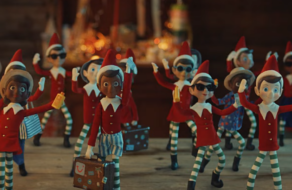 Реклама туристической компании показала, чем занимаются эльфы Деда Мороза после Рождества
