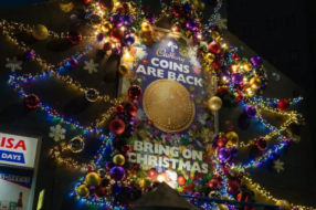 Cadbury прикрасив будинки різдвяними атрибутами та шоколадними монетами