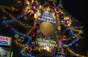 Cadbury украсил дома рождественскими атрибутами и шоколадными монетами