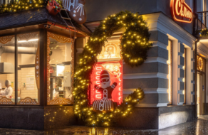 Пряничные николайчики, мотанка-ангел и пшеница: «Сильпо» превратило витрины и фасады супермаркетов в рождественские арт-объекты