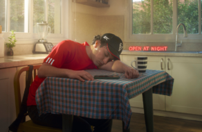 Спящие работники KFC стали героями его новой кампании