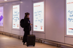 Британська авіакомпанія привітала клієнтів рукописними повідомленнями від їх близьких