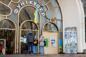 Руки, які тримають небо: у Києві встановили мозаїку, присвячену протиповітряній обороні