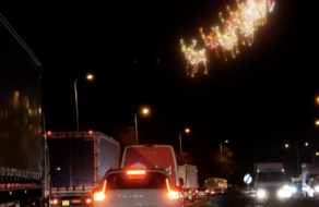 Шоу дронів показало Санту, пролітаючого над автомагістраллю Великобританії