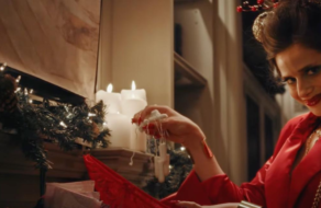 Демоница Крампус с менструацией 365 дней в году рассказала правду о ней в рождественском ролике