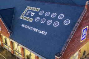 Aldi створив паркувальні місця для Санти та його оленів на даху супермаркету
