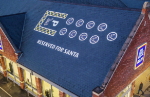 Aldi создал парковочные места для Санты и его оленей на крыше супермаркета