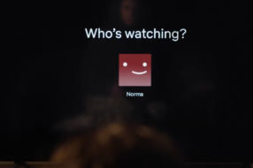 «Хто дивиться?»: героїня ролика пережила кризу ідентичності, обираючи серіал на Netflix