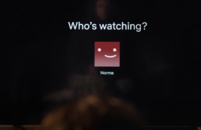 «Кто смотрит?»: героиня ролика пережила кризис идентичности, выбирая сериал на Netflix
