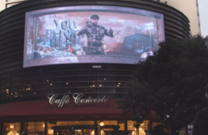 Лейтенант армии Британии появился на 3D-билбордах семи городов страны